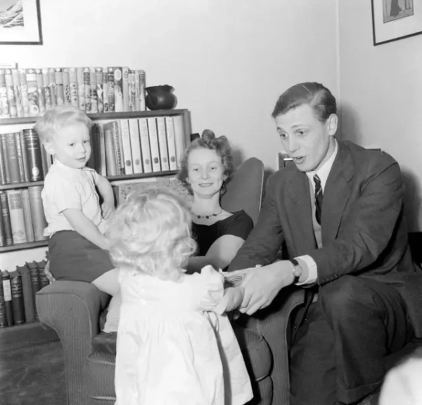 1955, Аттенборо з дружиною Джейн і дітьми