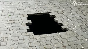 Маленька одеситка ледь не провалилася: шокуючі кадри з місця події 8