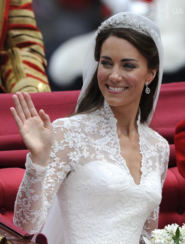 Princess Kate on her wedding day to Prince William in 2011 wearing the Cartier Halo Tiara / © Associated Press
