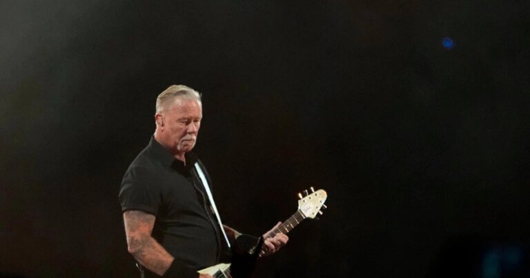 "Ми любимо тебе": соліст гурту Metallica висловив публічну підтримку дівчині з України під час виступу в Берліні 11 "Ми любимо тебе": соліст гурту Metallica висловив публічну підтримку дівчині з України під час виступу в Берліні 10