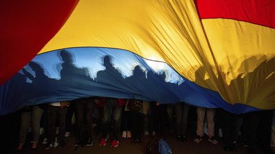 Уряд Боложана, який підтримував європейську інтеграцію, був звільнений у Румунії.