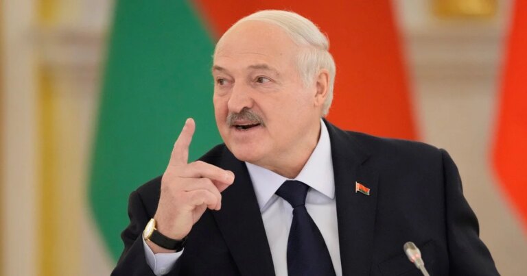 Лукашенко поділився деталями бесіди з Макроном: до чого готуються 22