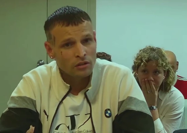 Мойсес Мартінес, молодий чоловік у спортивній кофті
