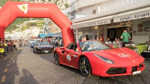 Колона суперкарів Ferrari з'явилася на захід вздовж узбережжя Амальфі