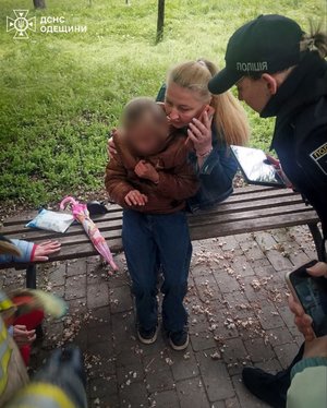 Маленька одеситка ледь не провалилася: шокуючі кадри з місця події 10
