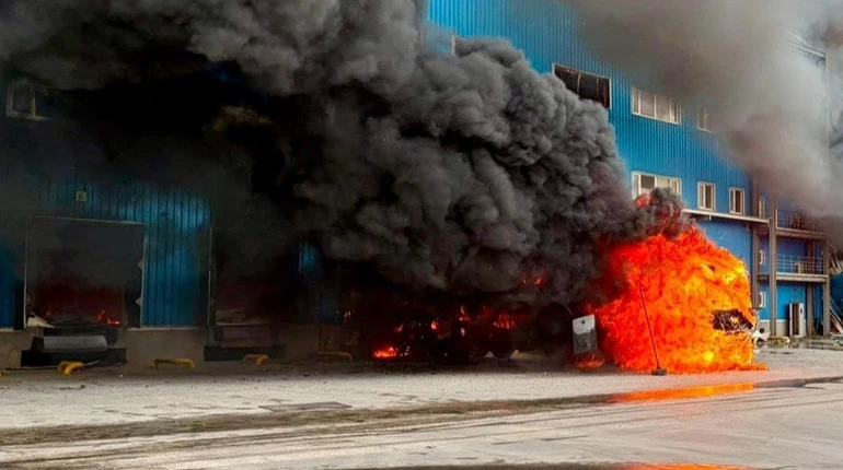 Росія завдала удару по Дніпру: спалахнув склад, автівки знищено 3