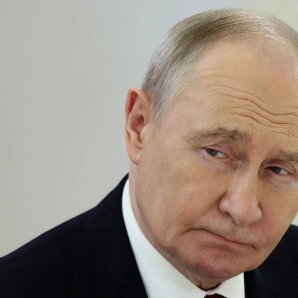 **Заголовок:** Путін знову заговорив про “кінець війни”: експерт пояснив, що&hellip;