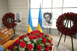 Перепоховання: Україна урочисто прийняла останки Андрія та Софії Мельників 8