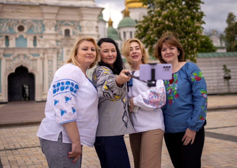 День вишиванки: незламний символ української душі на тлі війни 15