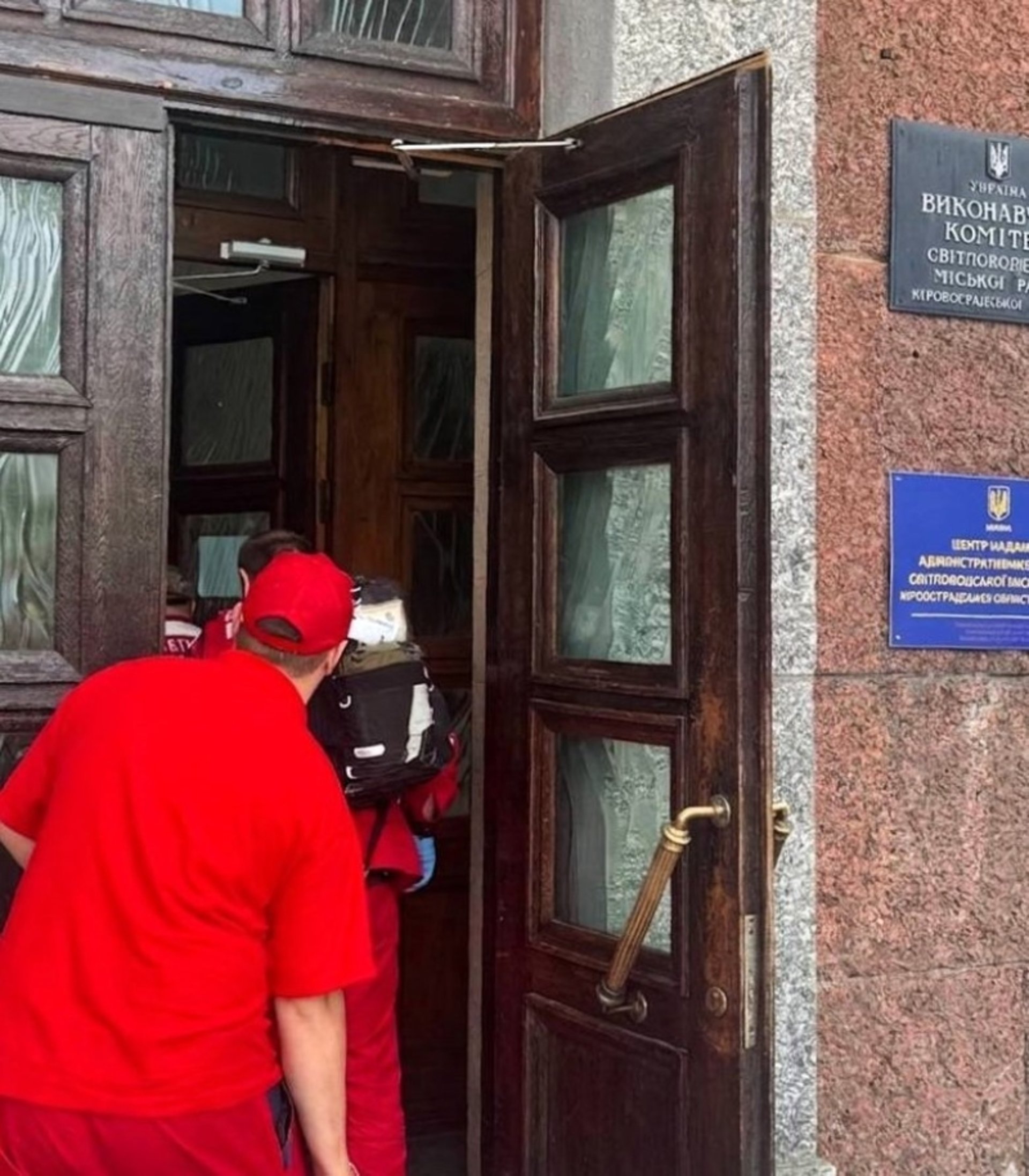 Стрілянина в міськраді: вражаючі кадри шокуючої події на Кіровоградщині 6