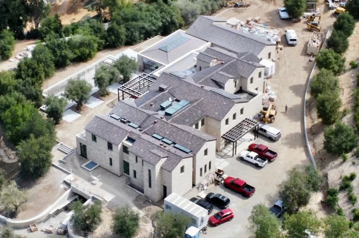 Колишня працівниця подала до суду на Кайлі Дженнер за домагання 8