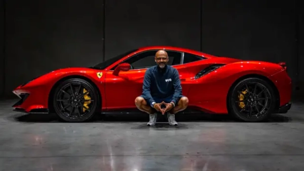 Власник Ferrari Шон Бейкер позує для фото з яскраво-червоним 488 Pista.