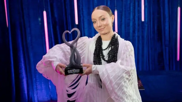 Другий півфінал Євробачення 2026. Україна потрапила до фіналу: хто ще вийде у фінал 7 LELÉKA, переможниця національного відбору України на «Євробачення-2026», зі своїм трофеєм після фіналу національного відбору 7 лютого 2026 року в Києві, Україна.