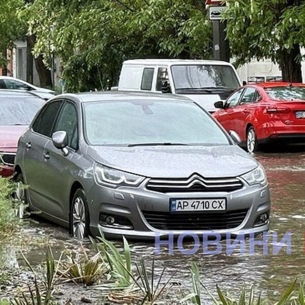 Ексклюзивні новини України 34 Дороги затопило, а автомобілі “плавають” вулицями: негода охопила обласне місто…