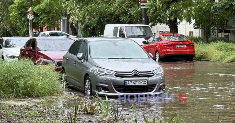 Дороги затопило, а автомобілі "плавають" вулицями: негода охопила обласне місто України (відео) 16
