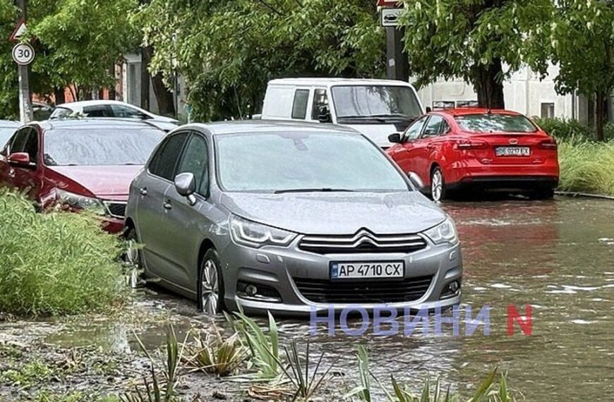 Ексклюзивні новини України 43 Дороги затопило, а автомобілі “плавають” вулицями: негода охопила…