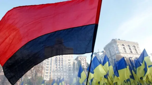Навроцького вразив підрозділ ЗСУ, названий на честь УПА, він погрожує Зеленському 8 На передньому плані великий червоно-чорний прапор, що майорить над натовпом, а позаду видно численні синьо-жовті українські прапори. Подія відбувається в місті, серед багатоповерхових будівель, у злегка задимленій атмосфері.