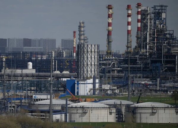 Ексклюзивні новини України 26 Московський нафтопереробний завод припинив роботу після атаки безпілотників 17 травня.