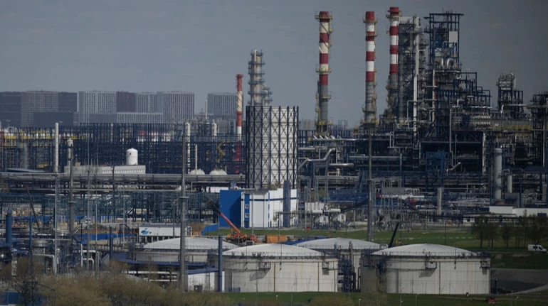 Ексклюзивні новини України 13 Московський нафтопереробний завод припинив роботу після атаки безпілотників 17 травня.