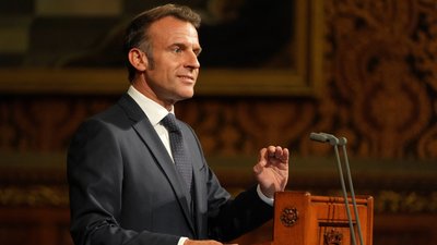 Макрон виконав пісню “La Bohème” разом із прем’єр-міністром і президентом&hellip;