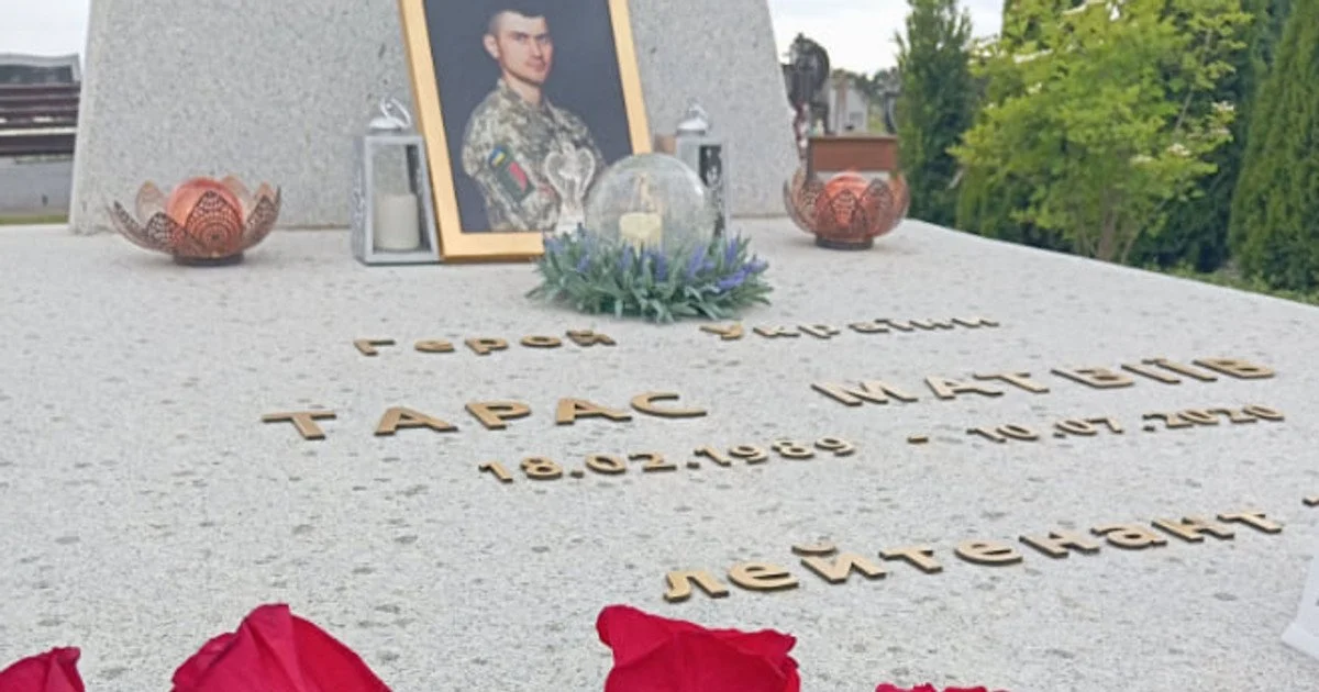 Пошкоджена могила Героя України: