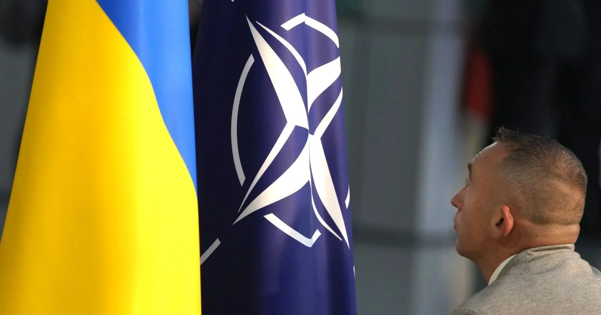 Прапори України та НАТО