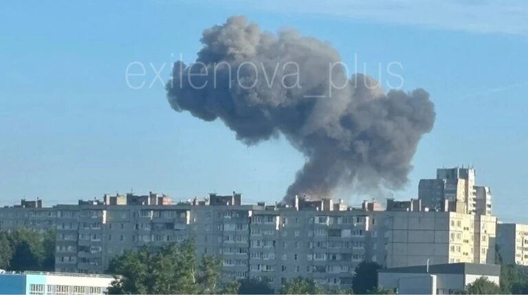 Російський нафтопереробний завод у Куйбишеві припинив свою роботу внаслідок нападу безпілотників. 15 Російський нафтопереробний завод у Куйбишеві припинив свою роботу внаслідок нападу безпілотників. 15