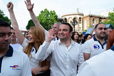 Прихильники партії "Сильна Вірменія" на чолі з вірмено-російським мільярдером Самвелом Карапетяном, і його племінник Нарек Карапетян (у центрі), проводять передвиборчий мітинг у Єревані, 3 червня 2026 року