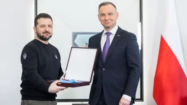Президент Зеленський надіслав орден Білого Орла Навроцькому до Варшави "Новою поштою" 10 Орден Білого Орла вручив Зеленському попередній президент Польщі Анджей Дуда в квітні 2023 року