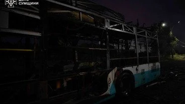 Росія атакувала Суми авіацією: зайнявся тролейбус, є постраждалі (фото) 7 Атака на Суми_4 / © ДСНС