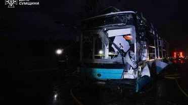 Росія атакувала Суми авіацією: зайнявся тролейбус, є постраждалі (фото) 5 Атака на Суми_5 / © ДСНС