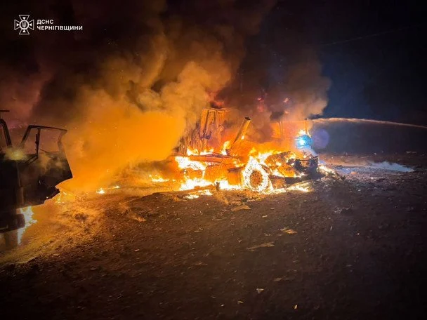 На Чернігівщині триває пожежа після нападу РФ, серед потерпілих — діти (із фотографіями) 2 Наслідки атаки РФ / © ДСНС