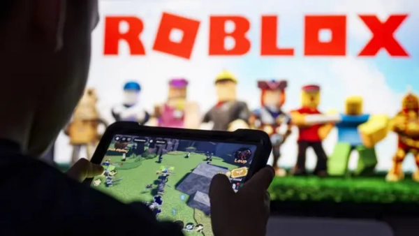 Хлопець грає на Roblox 