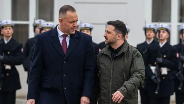 П'ятірний, Кучма та Ющенко відмовилися від Ордену Білого Орла на знак протесту проти позбавлення Зеленського. 10 Навроцький (вищий, ліворуч) в офіційному пальто і Зеленський у мілітарі-куртці йдуть поруч і розмовляють, дивлячись один на одного, мружачи очі На задньому плані стоїть почесна варта у формі з кашкетами перед будівлею.
