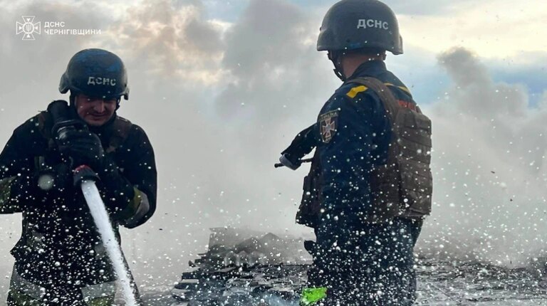 Наслідки російських атак: на Чернігівщині зазнали пошкоджень промислове підприємство та автозаправна станція 1 Наслідки російських атак: на Чернігівщині зазнали пошкоджень промислове підприємство та автозаправна станція 1