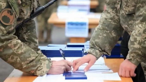 Військовий підписує документ