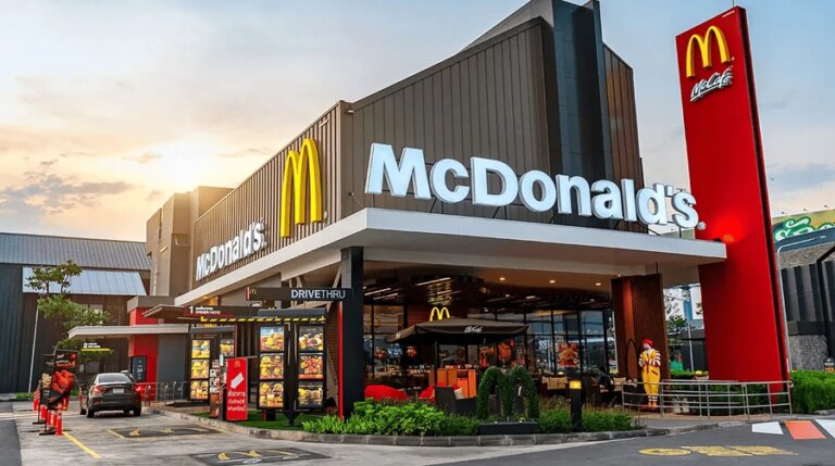 McDonald's випробовує ШІ-систему ArchIQ на пунктах МакДрайв у США, замінюючи касирів 17