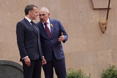 Президент Франції Еммануель Макрон (ліворуч) та прем'єр-міністр Вірменії Нікол Пашинян під час офіційної церемонії зустрічі на полях саміту ЄС-Вірменія у Президентському палаці в Єревані, 5 травня 2026 року