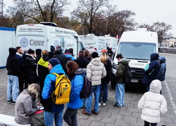 Українці чекають в черзі до мобільного парспортного сервісу у Баварії