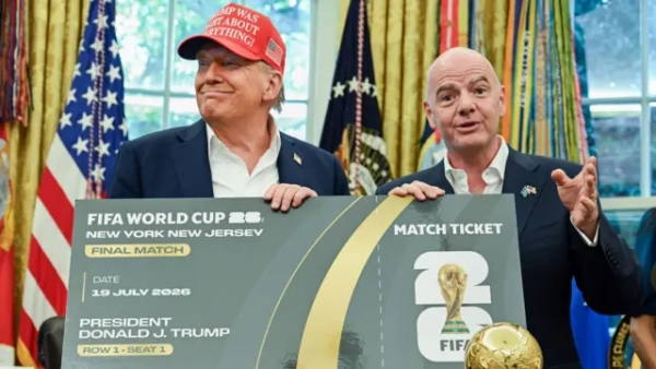 Президент ФІФА Джанні Інфантіно вручає Трампу гігантський квиток на фінал ЧС‑2026.
