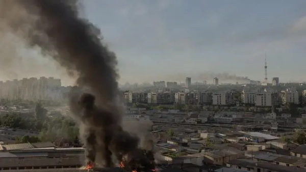 панорама міста з видом на пожежу і дим 