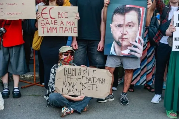 У липні 2025 року, посеред війни, ухвалення закону, що обмежував діяльність антикорупційних органів, викликав масові протести