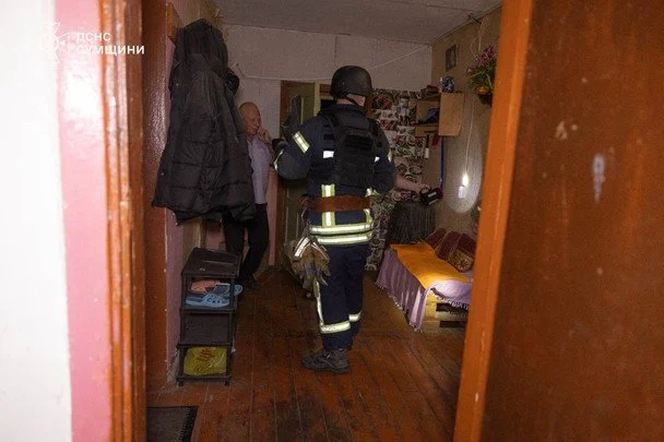 Російський безпілотник влучив у гуртожиток: опубліковано перші деталі та світлини 4 У Сумах росіяни завдали удару БпЛА по гуртожитку. / © ДСНС
