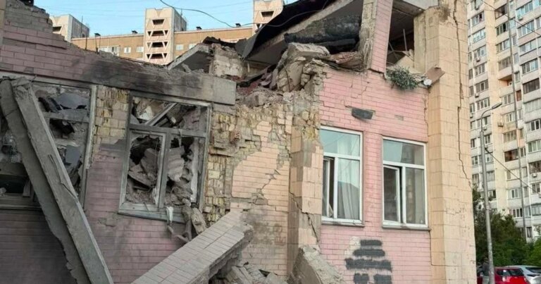 Частина медичного закладу знищена: Російські війська обстріляли лікарні Києва (знімки, кадри) 3 Частина медичного закладу знищена: Російські війська обстріляли лікарні Києва (знімки, кадри) 3