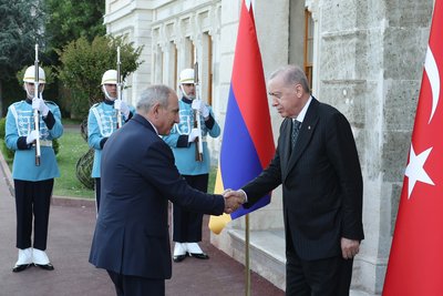 Президент Туреччини Реджеп Таїп Ердоган (праворуч) приймає прем'єр-міністра Вірменії Нікола Пашиняна в президентській резиденції Долмабахче в Стамбулі, Туреччина, 20 червня 2025 року