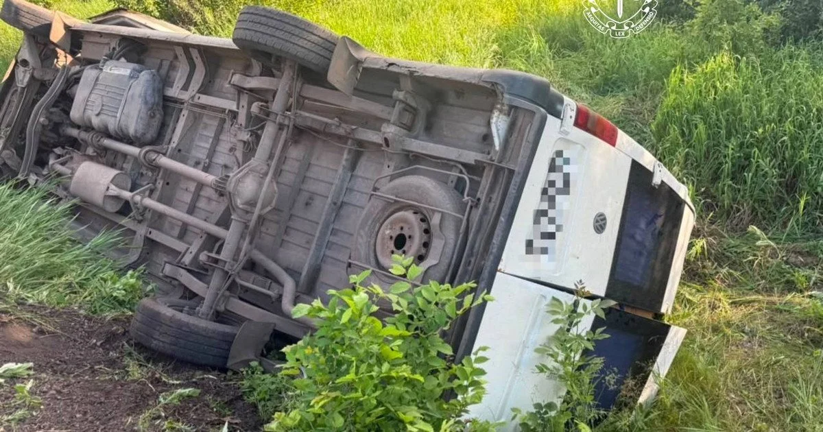 Поїздка закінчилася в лікарні: на Харківщині стався перекид автобуса зі школярами (фото)