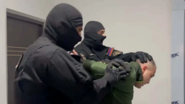 Розрив зв'язків із Росією, одруження з Європою? Що прогнозують від виборів у Вірменії: аналіз BBC 12 Силовики у масках ведуть чоловіків, заламуючи їм руки за спиною