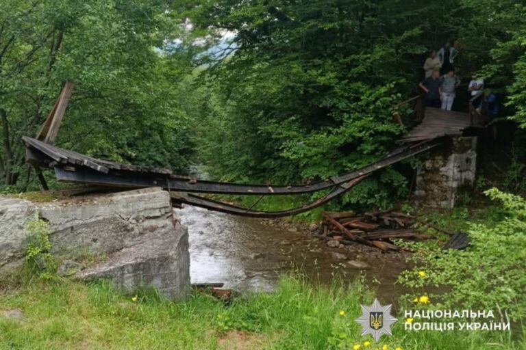 Школярі постраждали: Буковинський міст став пасткою 5 Школярі постраждали: Буковинський міст став пасткою 5
