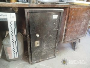 Закарпатський підліток вдерся до сейфа: шокуючі кадри крадіжки грошей 8