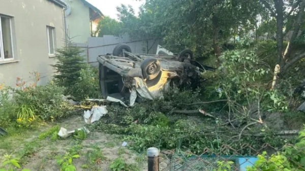 перекинуте авто на подвірʼї
